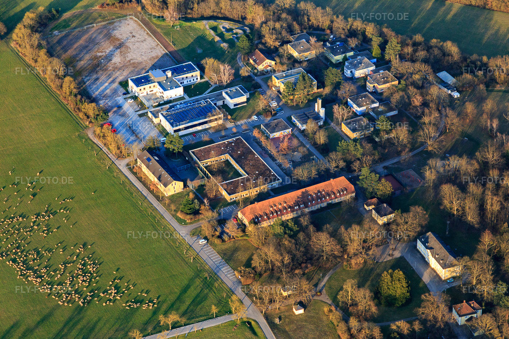 Luftbild: Schloss Stutensee im Ortsteil Staffort in Stutensee im Bundesland Baden-Württemberg in Deutschland. – Foto: IMG_145506.jpg vom 07.03.2025 durch Werner Riehm/FLY-FOTO.de – Auflösung des Originals: 5472 x 3648 px – Jugendeinrichtung Schloss Stutensee | aktive Kinder- und Jugendhilfe - Landkreis Karlsruhe