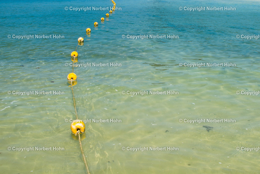 Asien - Thailand | Gelbe Bojenkette auf dem tuerkisfarbenen Andamanenmeer bei Koh-Phi-Phi - Realisiert mit Pictrs.com