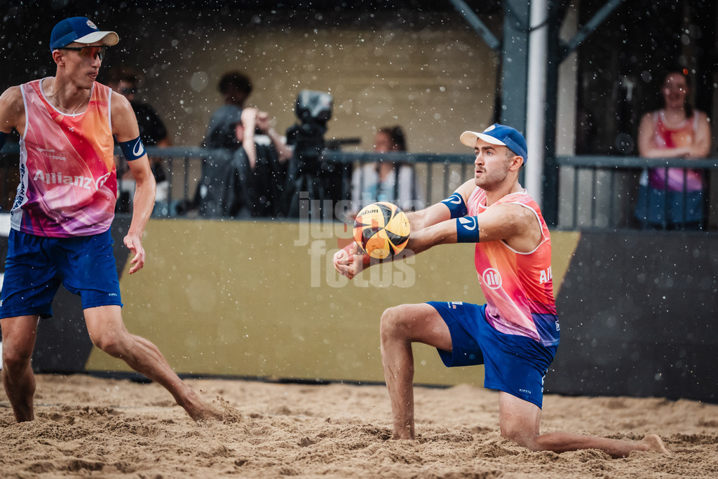 Beachvolleyball | Männer | Allianz German Beach Tour 2025 | Tourstop Hamburg | 01.06.2025 | Tilo Rietschel nimmt im Regen den Ball an