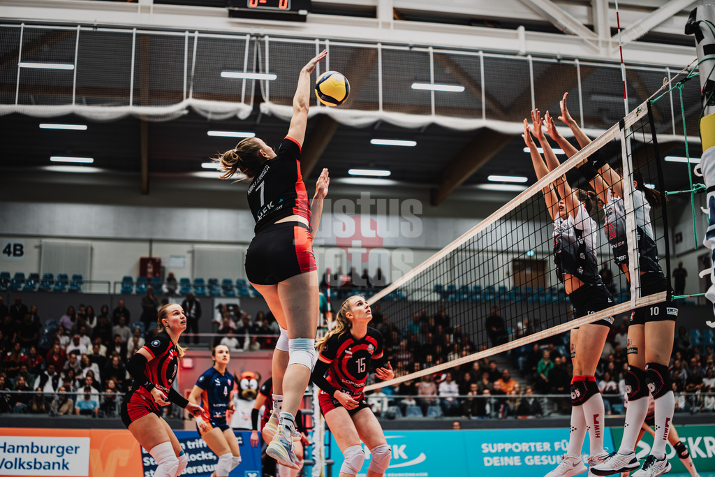 Volleyball | Frauen | Saison 2025/2026 | Volleyball Bundesliga | ETV Hamburger Volksbank Volleys vs. Dresdner SC | 15.11.2025 | Leonie Körtzinger (#7, ETV Hamburger Volksbank Volleys) beim Angriff