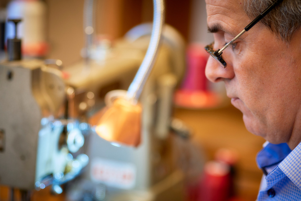 Albert Pattermann Wien | WIen, Austria - February 28, 2020; Albert Pattermann Wien; Thomas Hicker an der Nähmaschine. - Realisiert mit Pictrs.com