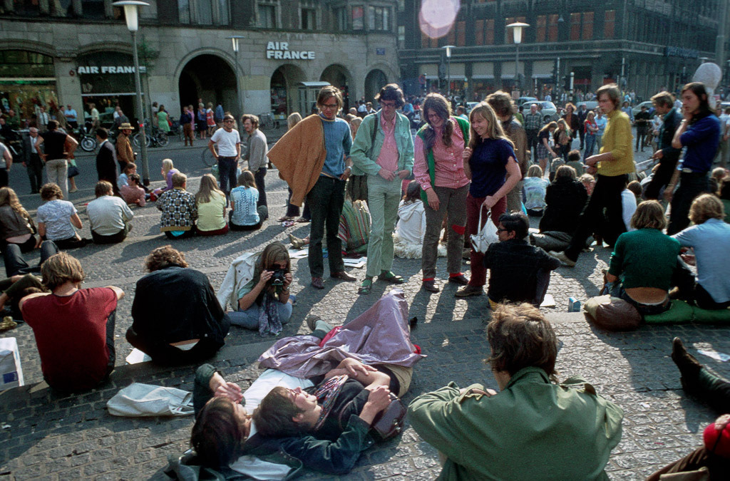 022-1970-060 | Um 1970 war Amsterdam mit seinem Zentrum das Mekka für alternative Jugendliche aus ganz Europa. Auf dem Dam, dem Hauptplatz, versammelten sich in den Sommermonaten täglich hunderte junge Menschen, viele davon Anhänger der Hippiebewegung. - Realisiert mit Pictrs.com
