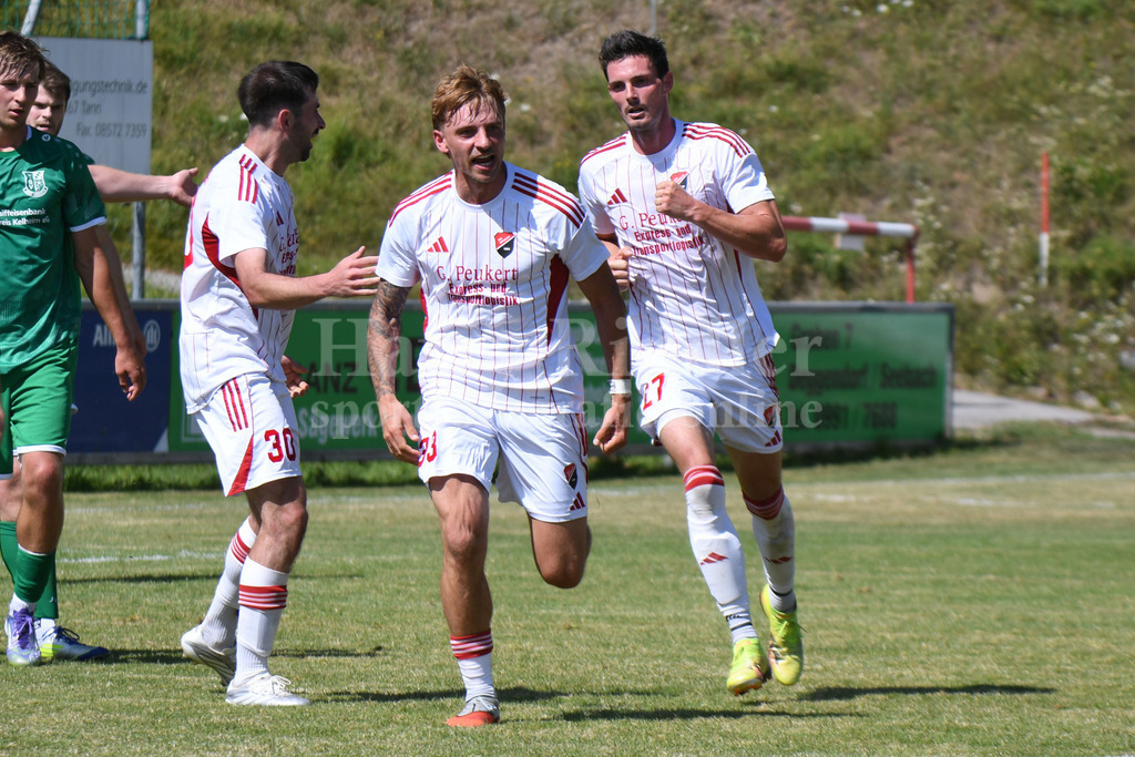 TSV Seebach : TSV Bad Abbach | Torjubel Marius Weiderer  (TSV Seebach #33) mit Patrick Pfisterer  (TSV Seebach #27),  und Gergö Adorjan  (TSV Seebach #30) li, - Realisiert mit Pictrs.com