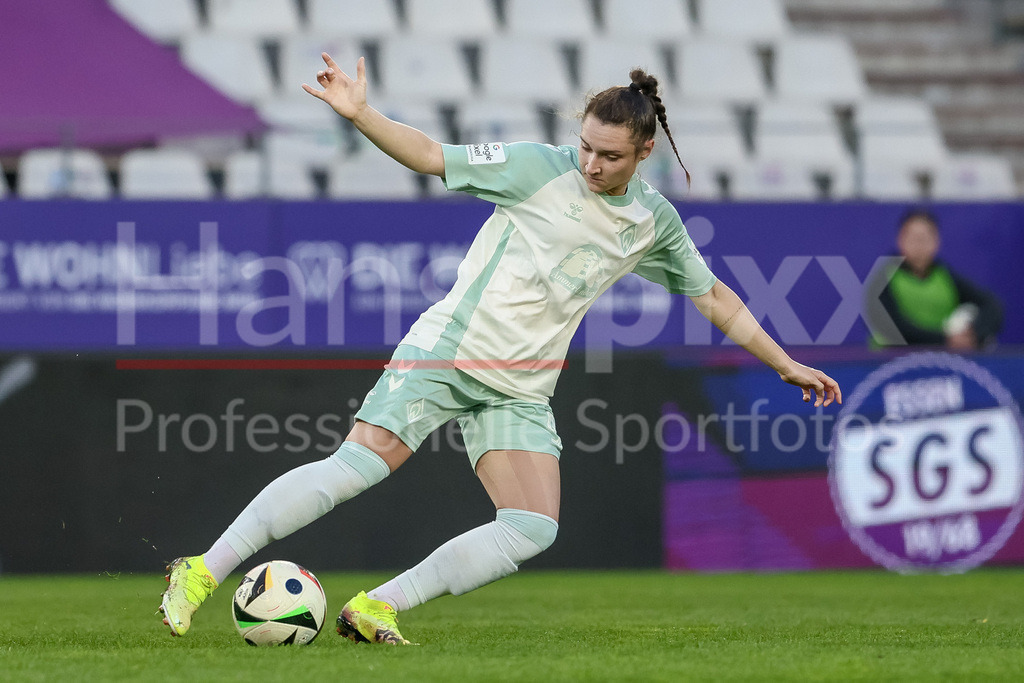 Fussball, Google Pixel Frauen-Bundesliga, SGS Essen - SV Werder Bremen | v.li.: Sophie Weidauer (SV Werder Bremen, 9) am Ball, Freisteller, Einzelbild, Ganzkörper, Aktion, Action, Spielszene, DIE DFB-RICHTLINIEN UNTERSAGEN JEGLICHE NUTZUNG VON FOTOS ALS SEQUENZBILDER UND/ODER VIDEOÄHNLICHE FOTOSTRECKEN. DFB REGULATIONS PROHIBIT ANY USE OF PHOTOGRAPHS AS IMAGE SEQUENCES AND/OR QUASI-VIDEO.