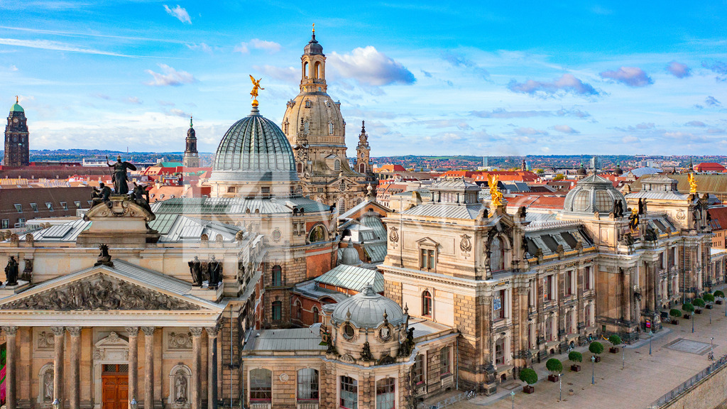 Panorama-Altstadt-Dresden-Luftbild-DJI_0082 | Wandbild Luftaufnahme von der Akademie der Bildenden Künste mit seiner berühmten Glaskuppel, dem Albertinum und der auf dem Neumarkt gelegenen Frauenkirche. - Realisiert mit Pictrs.com
