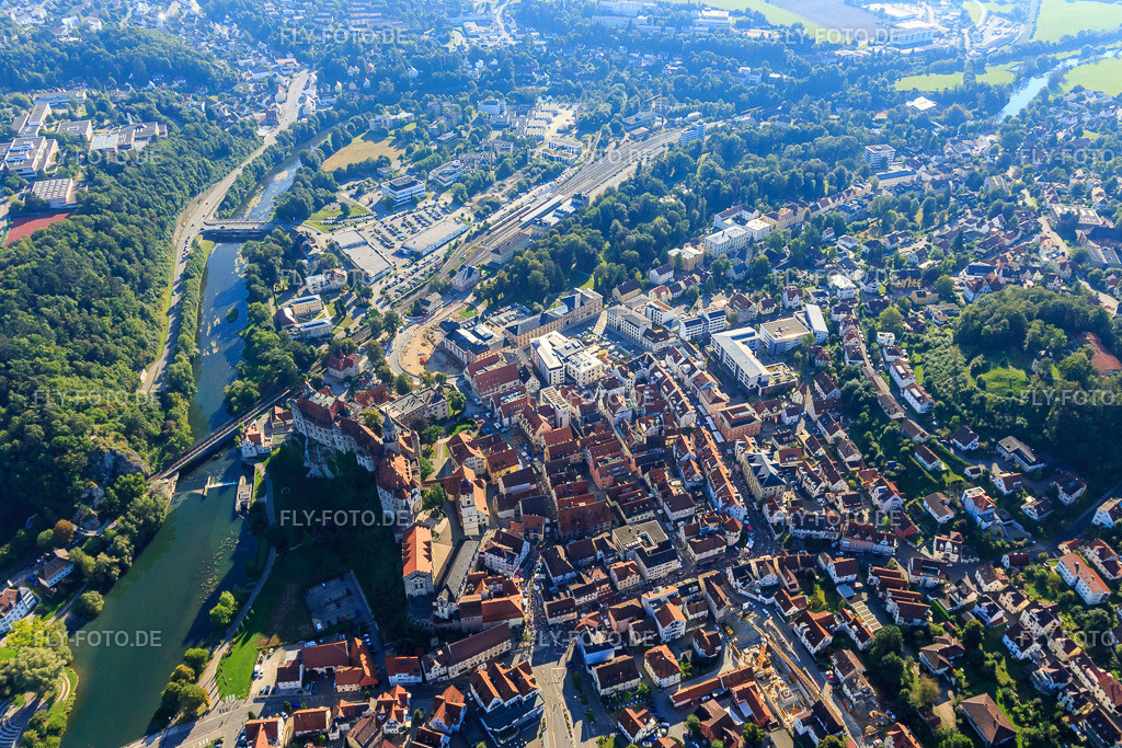 Hisorische Altstadt mit Antonstraße Fürst-Wilhelm-Straße., Hohenzollernschloss Sigmaringen und Kirche St. Johann über der Donau https://hohenzollern-schloss.de/ http://www.kath-sigmaringen.de/ | Luftbild: Hisorische Altstadt mit Antonstraße Fürst-Wilhelm-Straße., Hohenzollernschloss Sigmaringen und Kirche St. Johann über der Donau https://hohenzollern-schloss.de/ http://www.kath-sigmaringen.de/ in Sigmaringen im Bundesland Baden-Württemberg in Deutschland. Foto: IMG_094194.jpg vom 27.08.2016 durch Werner Riehm/FLY-FOTO.de - Realisiert mit Pictrs.com