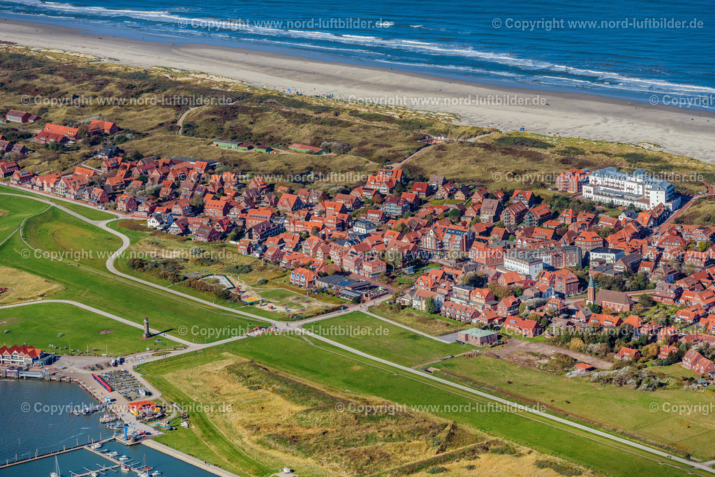 Juist_Ortsansicht_ELS_5700091022 | JUIST 09.10.2022 Ortsansicht der Straßen und Häuser der Wohngebiete in Juist im Bundesland Niedersachsen, Deutschland. // Town View of the streets and houses of the residential areas in Juist in the state Lower Saxony, Germany. Foto: Martin Elsen