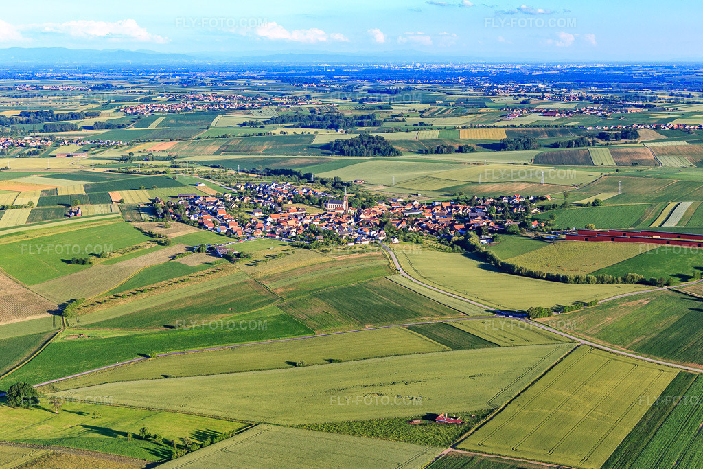 Aerial view: View of the town from the north in Uhlwiller in the state Bas-Rhin, France. – Photo: IMG_115460.jpg taken on 06/16/2019 by Werner Riehm/FLY-FOTO.com – Resolution of the original: 5384 x 3589 px