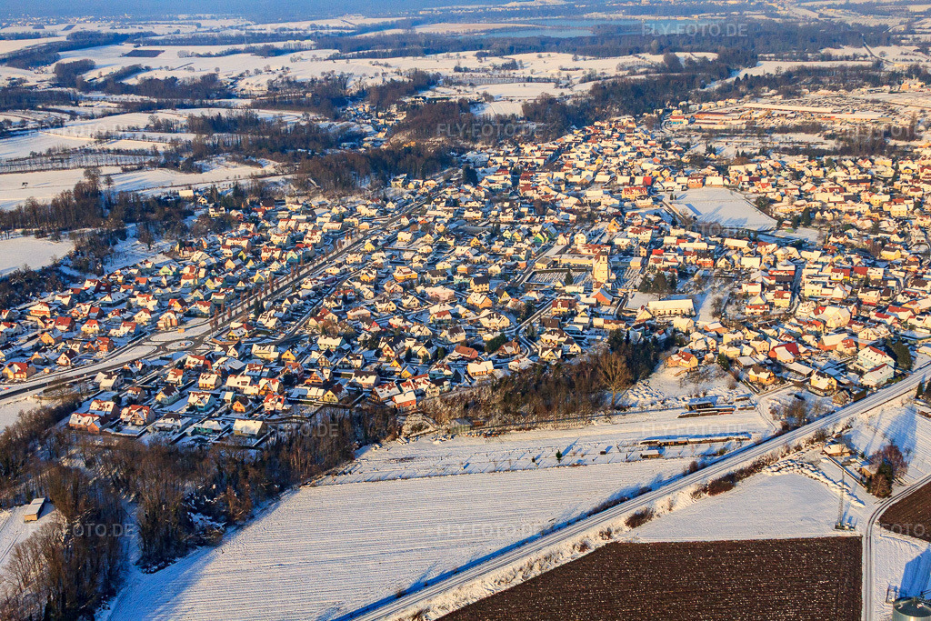 Luftbild: Dorfansicht aus Süden m Winter bei Schnee in Mothern im Bundesland Bas-Rhin in Frankreich. – Foto: IMG_36614.jpg vom 05.01.2011 durch Werner Riehm/FLY-FOTO.de – Auflösung des Originals: 4752 x 3168 px