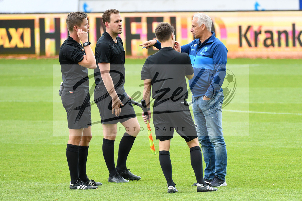 SVMFCH20200606_0071 | Fussball, Herren: Trainer Christian Neidhart (SV Meppen) diskutiert nach dem Spiel mit dem Schiedsrichtergespann bei dem Spiel der 3. Liga zwischen SV Meppen und FC Hansa Rostock in der Haensch-Arena am 06.06.2020 in Meppen, Deutschland.DFB / DFL REGULATIONS PROHIBIT ANY USE OF PHOTOGRAPHS AS IMAGE SEQUENCES AND/OR QUASI-VIDEO. - Realisiert mit Pictrs.com