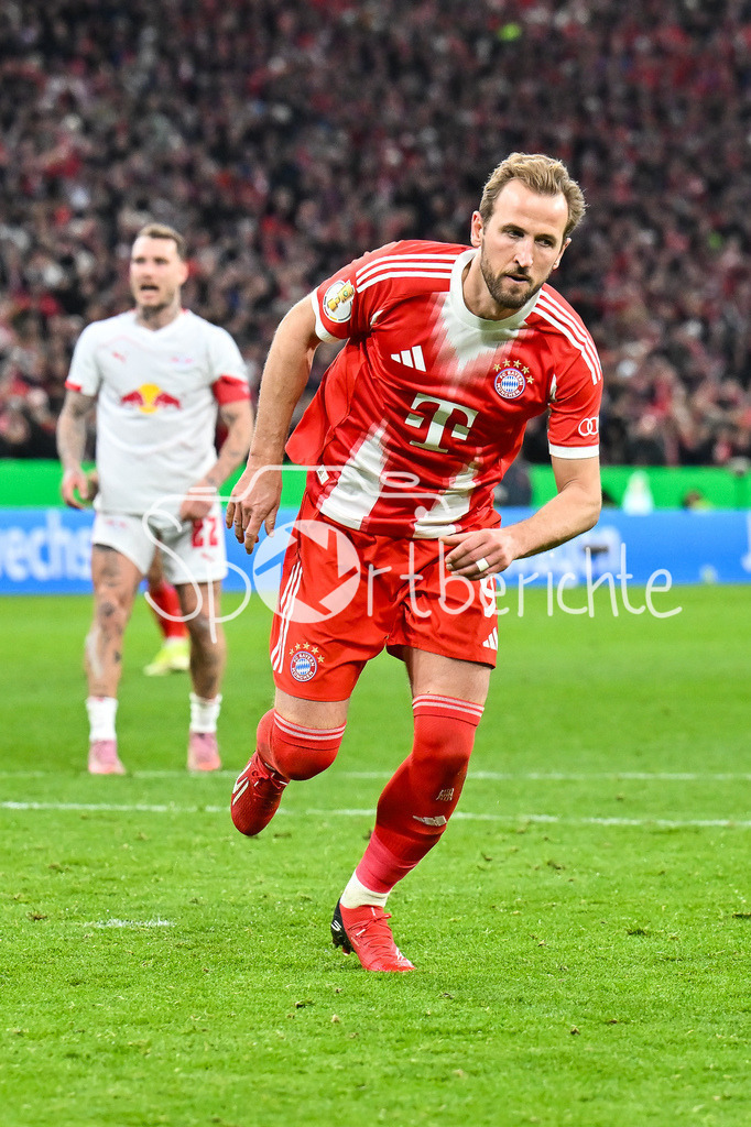 FC Bayern München - RB Leipzig | MUNICH, GERMANY - 11. FEBRUARY: Jubel der Bayern nach dem Treffer zum 1-0 durch Harry KANE (FC Bayern Munich 9) / Tor / Torschuetze / Freude / Happy während dem Spiel zwischen dem FC Bayern München und RB Leipzig beim Viertelfinale des DFB-Pokales in der Allianz Arena