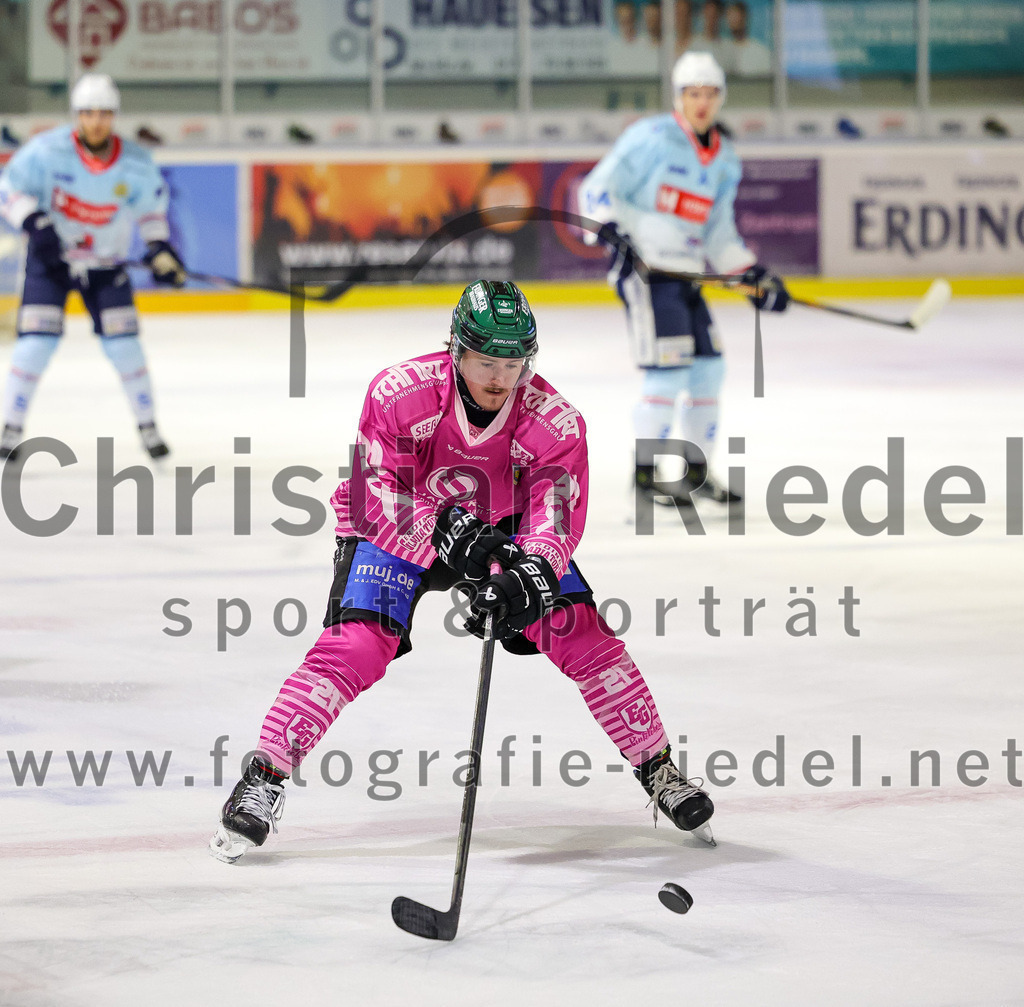 2025-10-05_065_TSV_Erding_gegen_Heilbronner_Falken | Erding, Deutschland, 05.10.2025:Eishockey, Oberliga Süd 2025 / 2026, 6. Spieltag, TSV Erding gegen Heilbronner Falken, Endergebnis: 3:1Erik Modlmayr (Erding Gladiators, #21)Foto: Christian Riedel / fotografie-riedel.net