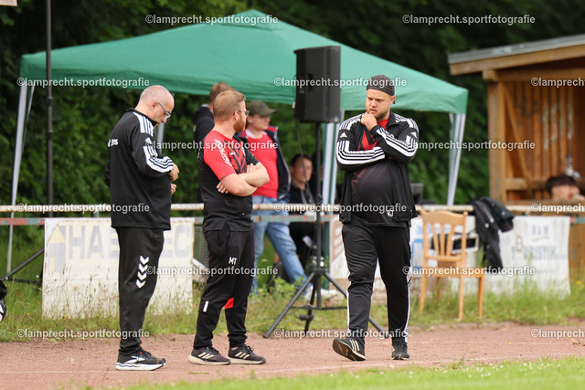 Fußball I Junioren I Kreispokal Lübeck I Finale I JSG Concordia Lübeck - TSV Siems I 09.06.2025.069 | Das Trainerteam um Rene Jeebe (Trainer, TSV Siems). - Realisiert mit Pictrs.com