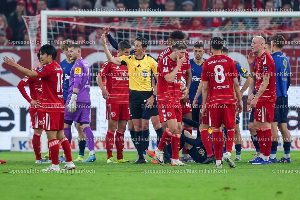 F9510042601114 | 10.04.2026, Fußball, Fortuna Düsseldorf - Holstein Kiel, 2. Fußball Bundesliga, Herren, Merkur Spiel-Arena, 29. Spieltag, Saison 2025 2026: Tummult Rudelbildung um Schiedsrichter Jöllenbeck   DFB regulations prohibit any use of photographs as image sequences and or quasi-video.