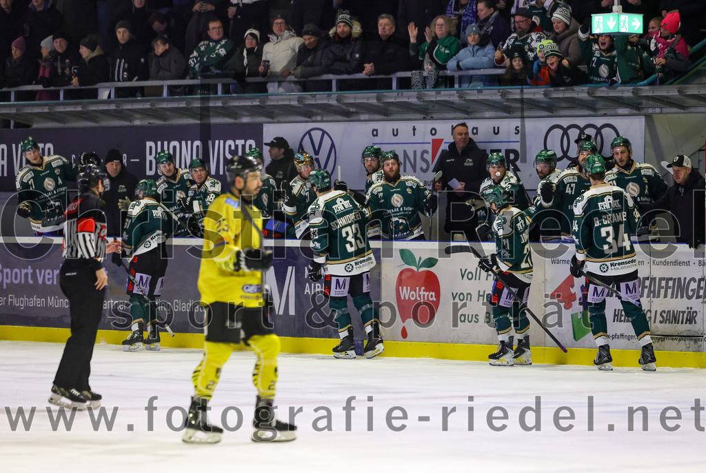 2025-12-28_097_TSV_Erding_gegen_onesto_Tigers_Bayreuth | Erding, Deutschland, 28.12.2025:Eishockey, Oberliga Süd 2025 / 2026, 31. Spieltag, TSV Erding gegen onesto Tigers Bayreuth, Endergebnis: 6:5 n.V.Marc Schmidpeter (Erding Gladiators, #33), Grady Hobbs (Erding Gladiators, #22), Erik Modlmayr (Erding Gladiators, #21), Bastian Cramer (Erding Gladiators, #34)Foto: Christian Riedel / fotografie-riedel.net