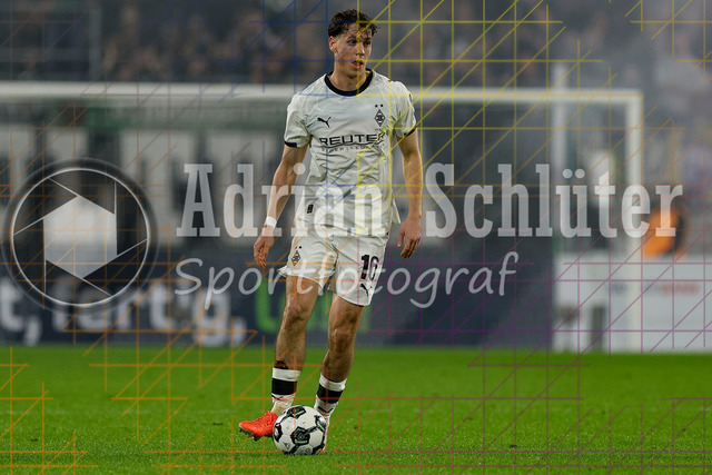 Borussia Mönchengladbach vs Karlsruher SC - DFB-Pokal 2. Runde | Mönchengladbach, Deutschland, 28.10.25:   Philipp Sander (Borussia Mönchengladbach) in Aktion am Ball, Einzelaktion waehrend des Spiels der DFB-Pokal 2. Runde zwischen Borussia Mönchengladbach vs Karlsruher SC im Stadion im Borussia Park(Foto von Brauer-Fotoagentur / Adrian Schlueter)