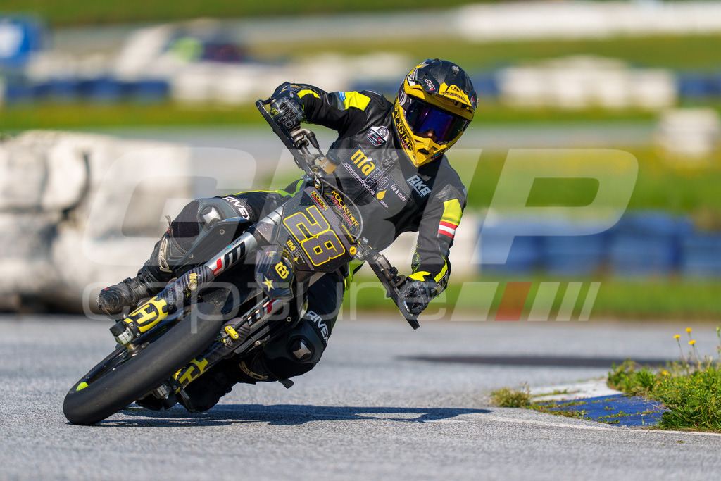 SuperMoto_Staatsmeisterschaft_Greinbach_257 | GRIPcapture steht für authentische Sportfotografie in Österreich – für Momente, die mehr sind als Geschwindigkeit oder Ergebnis. Es geht um Emotion, Spannung, Fokus und den Augenblick, der oft nur einen Wimpernschlag dauert.Ob Motorsport, Teamsport oder 
