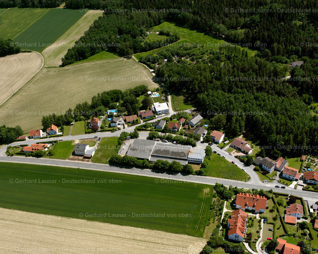 2600740 | HöCHFELDEN 09.06.2006 Wald- Gebiete und Forstflächen umsäumen das Siedlungsgebiet des Dorfes in Höchfelden im Bundesland Bayern, Deutschland // Village - view on the edge of forested areas in Höchfelden in the state Bavaria, Germany Foto: Gerhard Launer