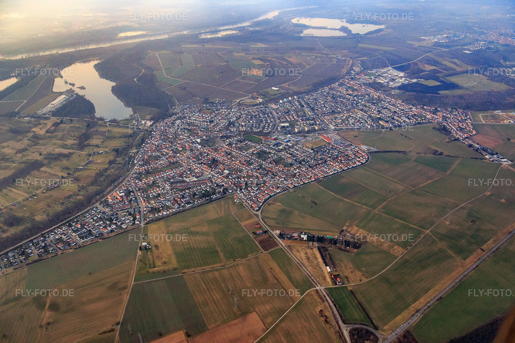 Luftbild: Ortsansicht von Osten im Ortsteil Linkenheim in Linkenheim-Hochstetten im Bundesland Baden-Württemberg in Deutschland. Foto: IMG_076654.jpg vom 13.02.2015 durch Werner Riehm/FLY-FOTO.de
