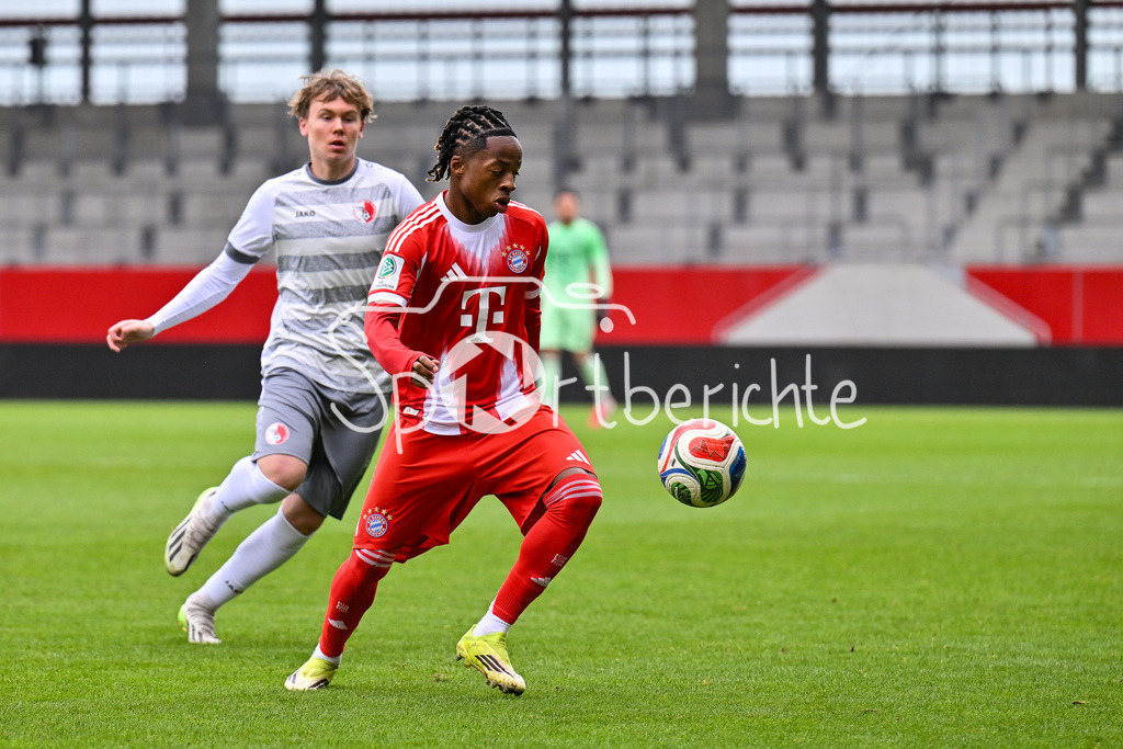 FC Bayern München - Berliner Athletik Klub | MUNICH, GERMANY - 21. FEBRUARY: am Ball Wisdom MIKE (FC Bayern München U19 11) während dem Spiel zwischen der U19 des FC Bayern München und der U19 des Berliner Athletik Klubs am 3. Spieltag der DFB-U19 Nachwuchsliga am FC Bayern Campus