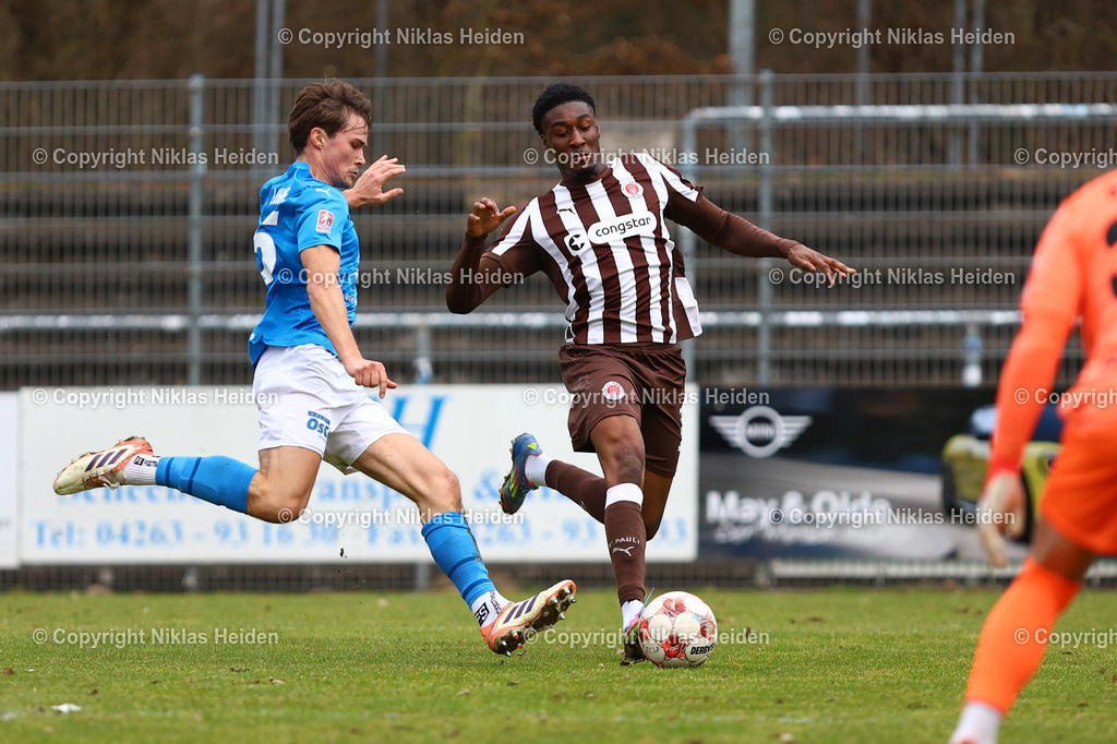 NH_FCStPauliU23_BWLohne_RegionalligaNord_01032026 | #7 Romeo Aigbekaen (FC St. Pauli U23), #25 Niklas Tepe (Blau-Weiß Lohne)Fußball I Herren I Regionalliga Nord I Saison 2025-2026 I 24. Spieltag I FC St. Pauli U23 - Blau-Weiß Lohne I 01.03.2026 I Edmund-Plambeck-Stadion