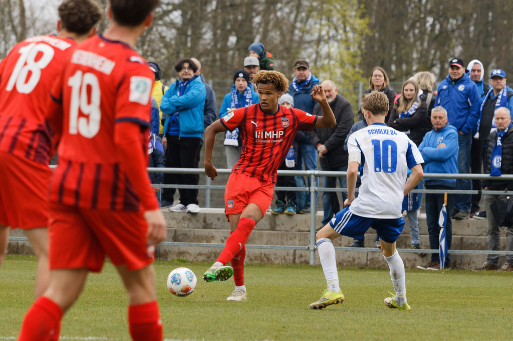 20260412-FCHS04_066 | 1.FC Heidenheim 1846 vs. FC Schalke 04, Fußball, U19, A-Junioren, NWL, U19-DFB-Nachwusliga, 2025/2026, 8. Spieltag, 12.04.2026 in Heidenheim, Walter-Birkhold-Jugendstadion (Foto: Michael Bulling) - Realisiert mit Pictrs.com