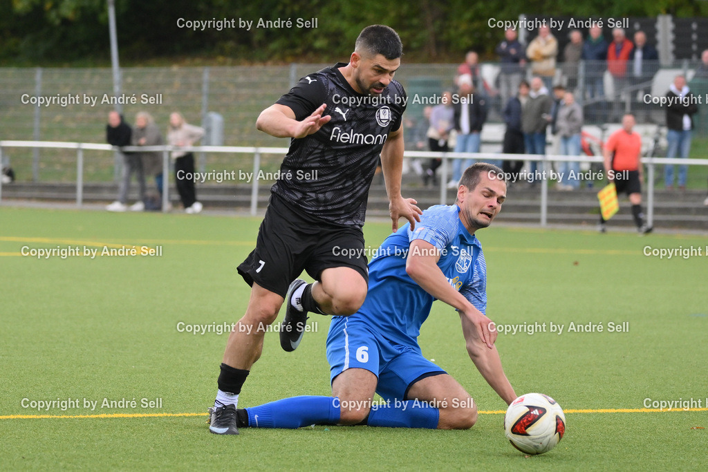 TSV Klausdorf vs SV Dörpum | Ditron Gashi (Klausdorf #7) vs Henrik Jessen (Dörpum #6) / Fußball-Landesliga Schleswig Männer 2026/2027 / TSV Klausdorf vs SV Dörpum / Kunstrasenplatz Klausdorf / Schwentinental / 17.10.26 - Realisiert mit Pictrs.com