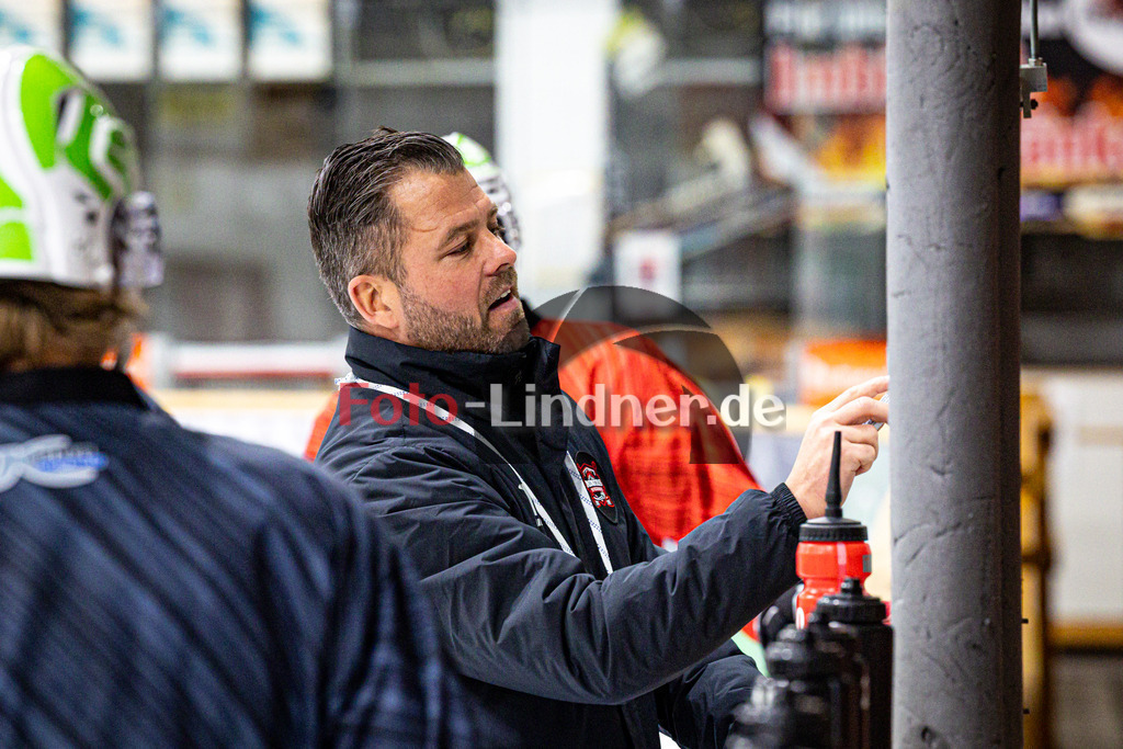 News von den Peißenberg MINERS | Eishockey Bayernliga 2025/26, News von den Peißenberg MINERS, 20251126,Markus Schröder (MINERS Head Coach) im Training gibt klare Anweisungen,2025-11-26 in Peißenberg (flatbuy Arena Peißenberg), Markus Schröder (MINERS Head Coach)Copyright: WolfgangxLindner www.foto-lindner.de