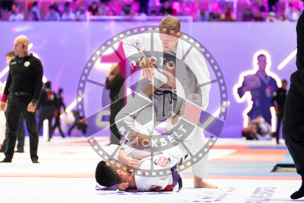 20231109PBB5058 | Fighters compete during the AJP World Professional Championship in the Mubadala Arena in Abu Dhabi, Arab United Emirates, on November 9, 2023.