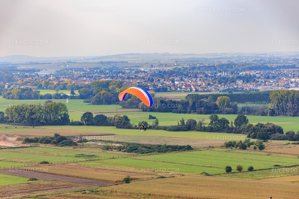 Aerial view: Paraglider in Brumath in the state Bas-Rhin, France. – Photo: IMG_074183.jpg taken on 10/04/2014 by Werner Riehm/FLY-FOTO.com – Resolution of the original: 5472 x 3648 px