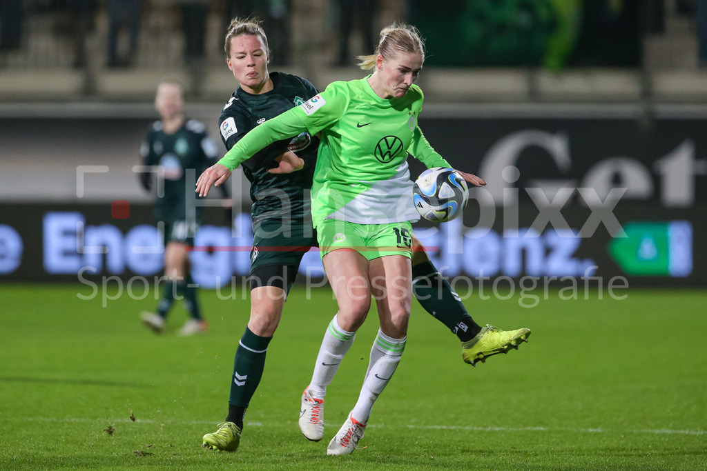Fussball, Google Pixel Frauen-Bundesliga, VfL Wolfsburg - SV Werder Bremen | v.li.: Christin Meyer (SV Werder Bremen, 20) und Camilla Küver (VfL Wolfsburg, 16) im Zweikampf, Duell, Dynamik, Aktion, Action, Spielszene, DIE DFB-RICHTLINIEN UNTERSAGEN JEGLICHE NUTZUNG VON FOTOS ALS SEQUENZBILDER UND/ODER VIDEOÄHNLICHE FOTOSTRECKEN. DFB REGULATIONS PROHIBIT ANY USE OF PHOTOGRAPHS AS IMAGE SEQUENCES AND/OR QUASI-VIDEO.