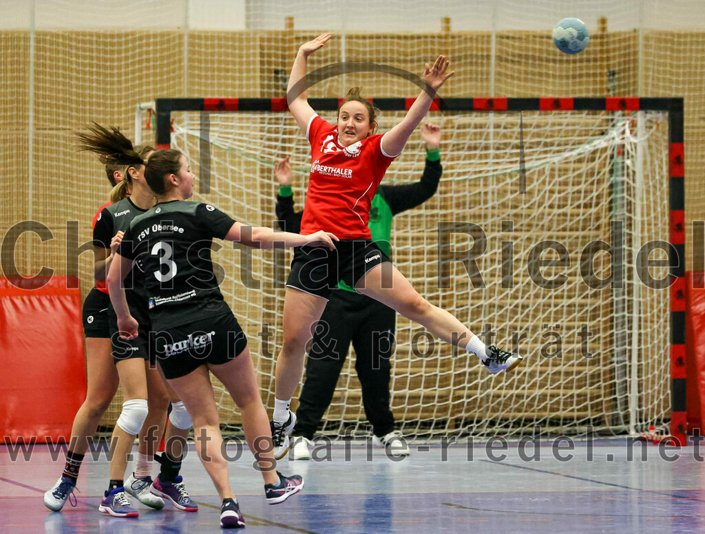 2022-12-04_019_SV_Anzing_gegen_TSV_Uebersee | Anzing, Deutschland, 04.12.2022:
Handball, Bezirksliga 2022 / 2023, 8. Spieltag, SV Anzing gegen TSV Übersee, Endergebnis: 29:24

Anna Höllmüller (TSV Übersee, #3), Sarah Reither (SV Anzing, #19)

Foto: Christian Riedel / fotografie-riedel.net