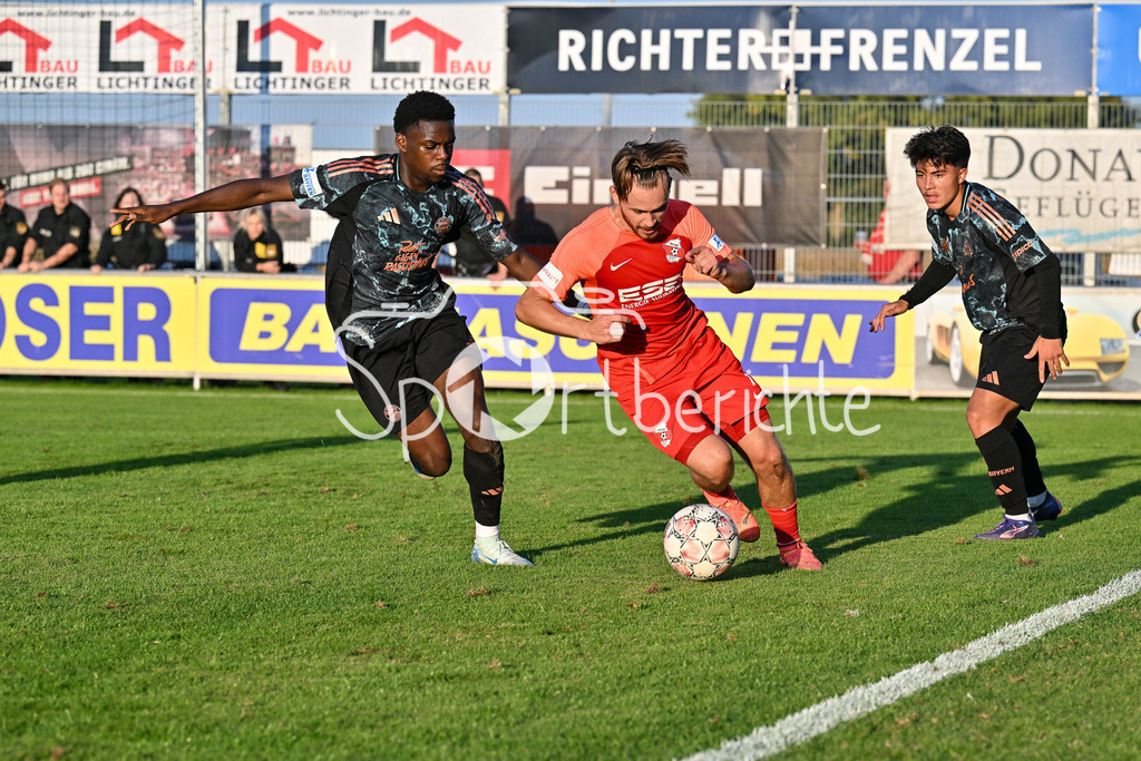 SpVgg Hankofen-Hailing - FC Bayern Amateure | im Duell Noel ASEKO NKILI (FC Bayern München II #8) und Samuel PEX (Spvgg #8) / Zweikampf