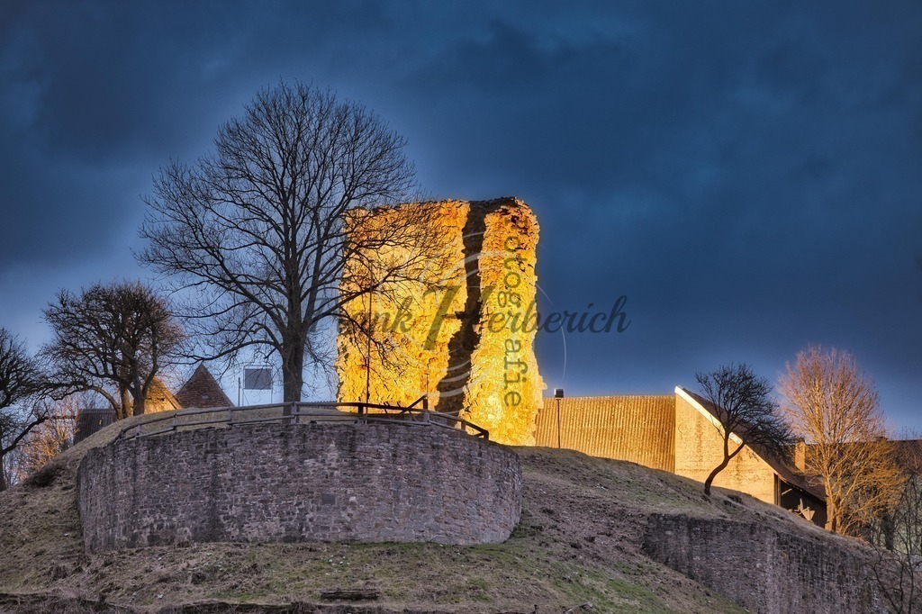 Burg | Burg Schweinberg, auch Schweinburg genannt, ist die Ruine einer mittelalterlichen Spornburg im Ortsteil Schweinberg der Gemeinde Hardheim - Realisiert mit Pictrs.com