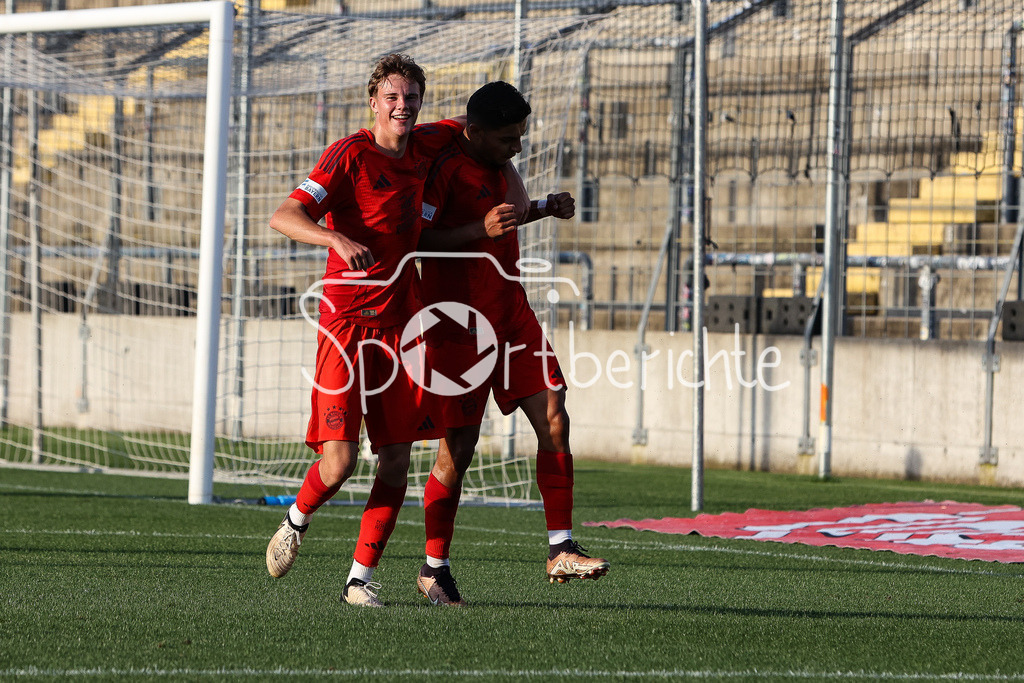 FC Bayern Amateure - SpVgg Ansbach | Jubel nach dem Treffer zum 2-0 durch Davide Dell`ERBA (FCB #7) / Freude / Tor / Torschuetze / Foulelfmeter