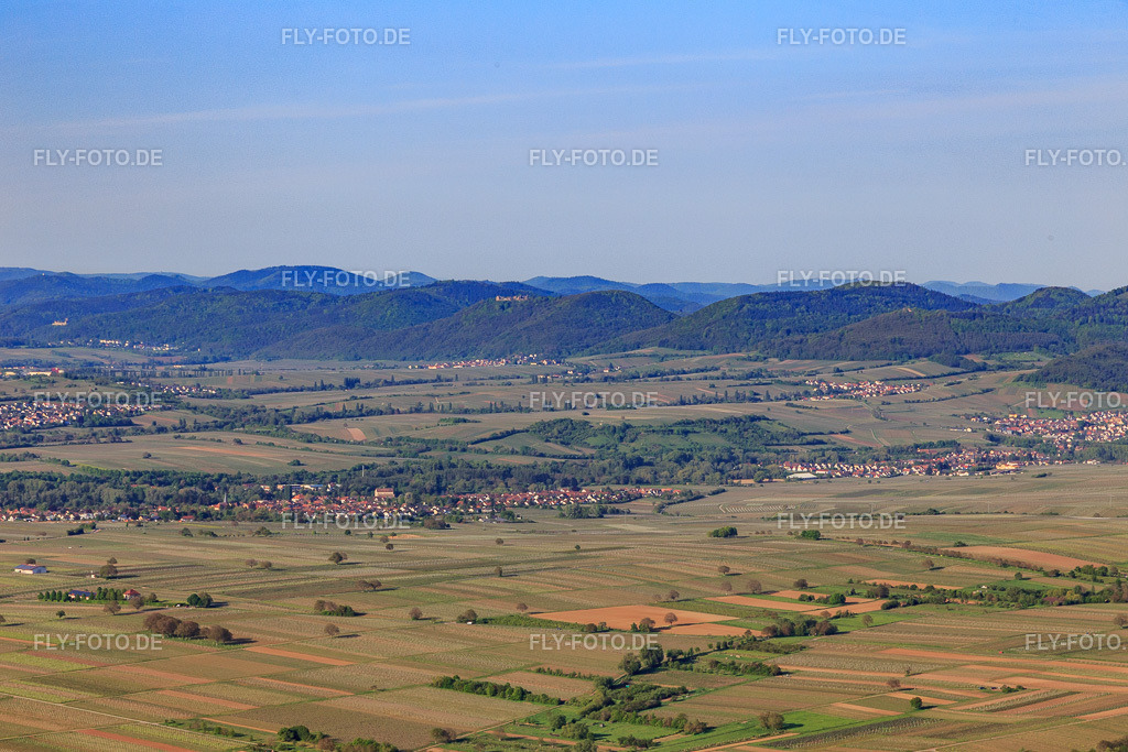Südpfalzpanorama von Ranschbach bis Klingenmünster | Luftbild: Südpfalzpanorama von Ranschbach bis Klingenmünster in Göcklingen im Bundesland Rheinland-Pfalz in Deutschland. Foto: IMG_131322.jpg vom 07.05.2022 durch ©2025 Werner Riehm fly-foto.de/copyright - Realisiert mit Pictrs.com