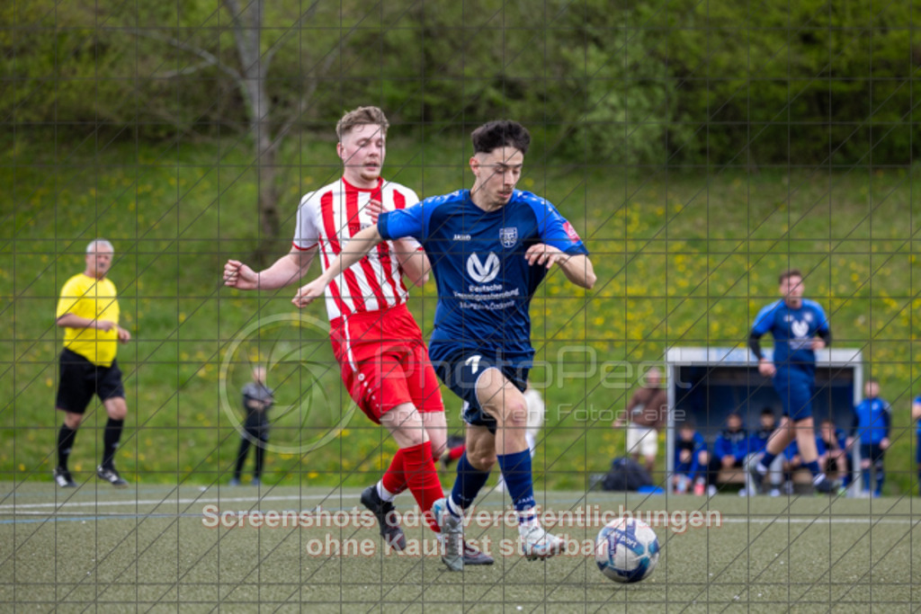 20250413_131955_0177 | #,TSG Salach II (blau) vs. TB Holzheim (weiß/rot), Fussball, Kreisliga B10 - Bezirk Neckar/Fils, 22. Spieltag, Saison 2024/2025, Kunstrasensportplatz, Staufenecker Straße 41, 73084 Salach, 13.04.2025 - 13:00 Uhr,Foto: PhotoPeet-Sportfotografie/Peter Harich