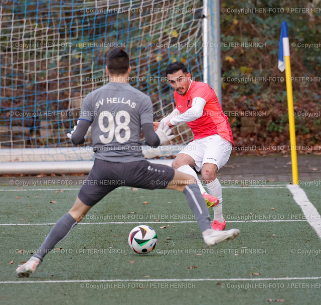 3 rote Karten in der Schlussphase | 08.12.2024 Fussball Herren KOL Darmstadt Saison 2024 2025 SV Traisa vs Hellas Darmstadt v. li. Schuss durch die Beine von Alexios Kasmiris (98 Hellas) durch Sahin Aykir (10 Traisa) (Foto: Peter Henrich) - Realisiert mit Pictrs.com