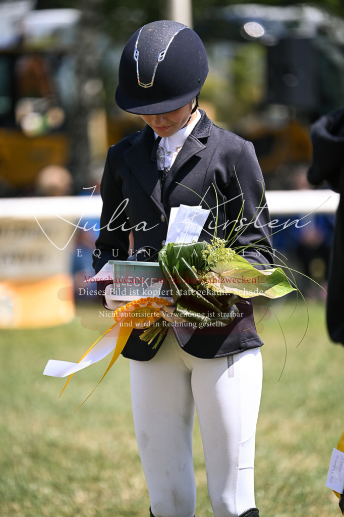 DSC_9394 | Pferde- und Turnierfotografie in Westsachsen. Pferdeportraits, Auftragszeichnungen und intuitive Kunst.