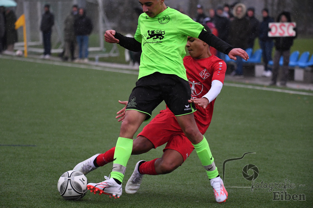 JFV Edewecht-Osnabrücker SC | C-Jugend Landesliga; JFV Edewecht (grün)-Osnabrücker SV (rot) am 18.11.2023; in Edewecht (Sportanlage Göhlenweg), Photo: Philip Eiben 2023 - Realisiert mit Pictrs.com