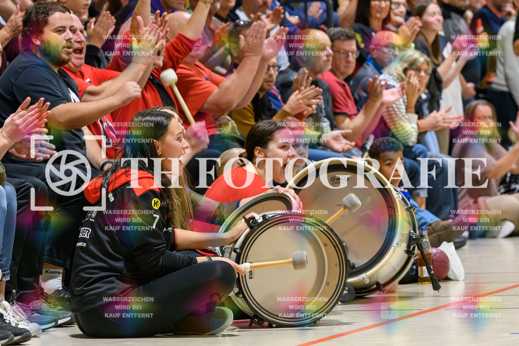 GER, SG Maulburg/Steinen - HSV Schopfheim, Handball, Landesliga, 4. Spieltag, Saison 2023/2024, 14.10.2023 | Fans beim Spiel mit Trommel

GER, SG Maulburg/Steinen - HSV Schopfheim, Handball, Landesliga, 4. Spieltag, Saison 2023/2024, 14.10.2023

Foto: TH Fotografie/Thomas Hess