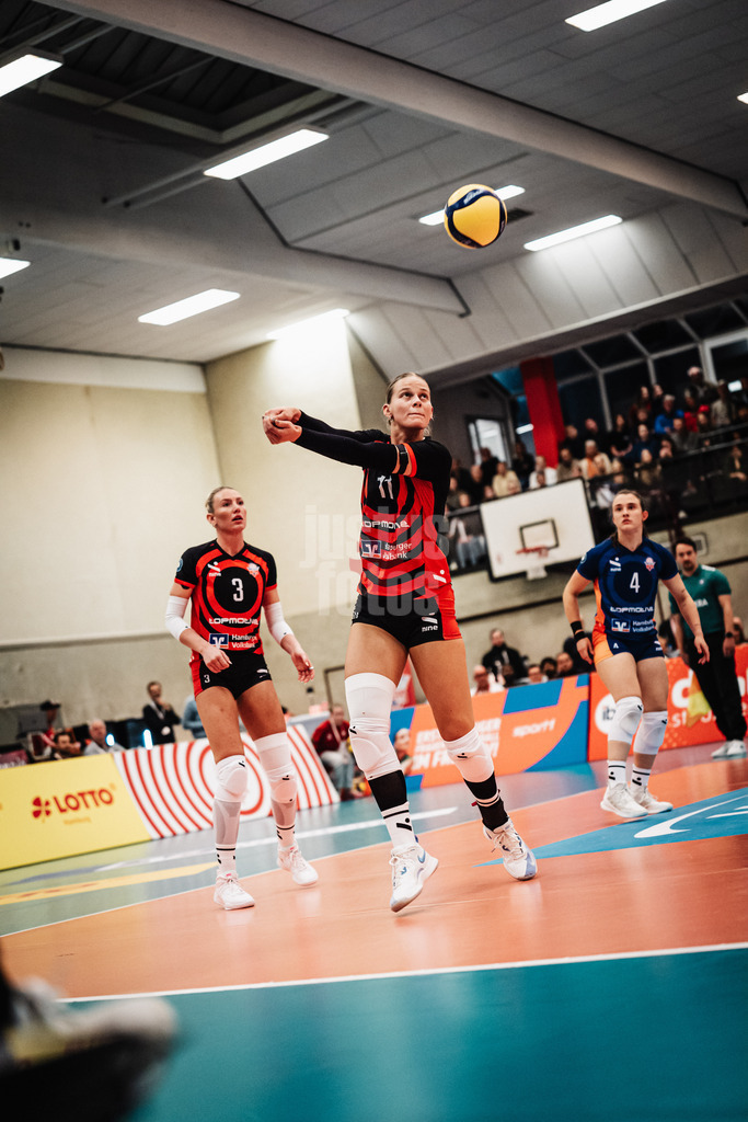 Volleyball | Frauen | Saison 2025/2026 | Volleyball Bundesliga | ETV Hamburger Volksbank Volleys vs. Ladies in Black Aachen | 29.10.2025 | Svea Frobel (#11, ETV Hamburger Volksbank Volleys) spielt den Ball