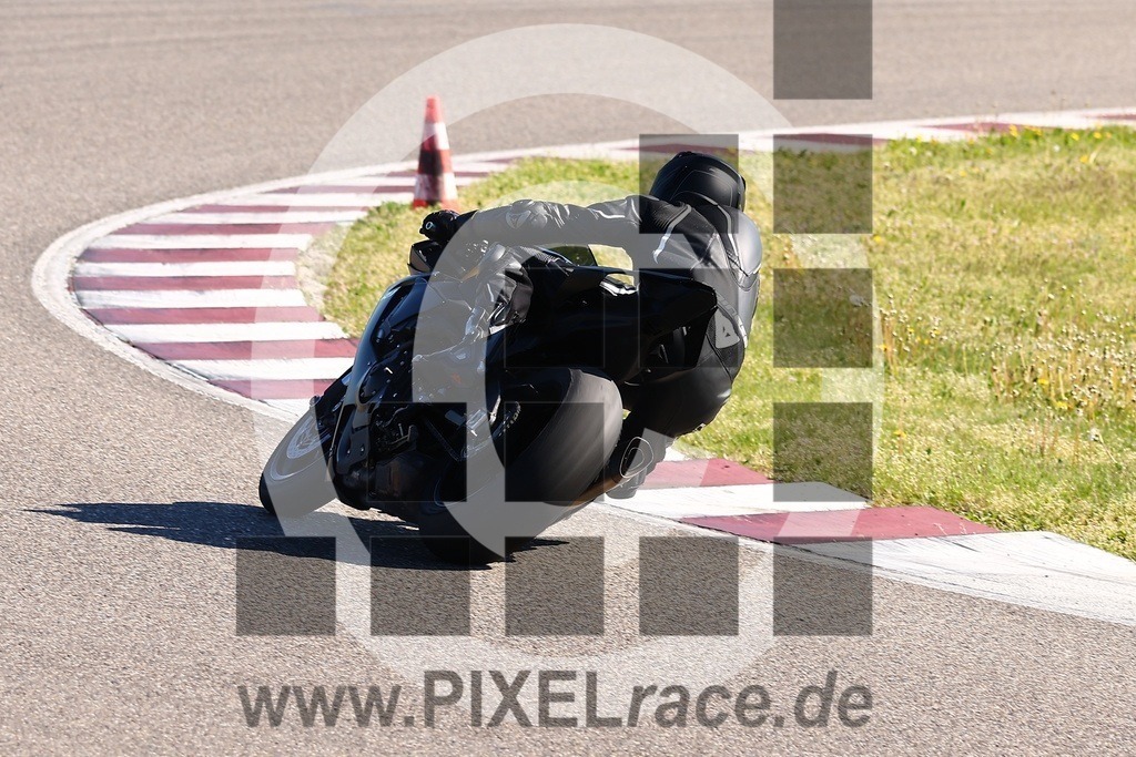 0925-20260423_00415 | Schöne Erinnerungen an spannende Momente - das festzuhalten ist unser Job. PIXELrace.de ist seit 2003 auf den Rennstrecken Europas unterwegs um die Action draußen beim Fahren und die wunderbare Stimmung imm Fahrerlager für euch einzufangen.
