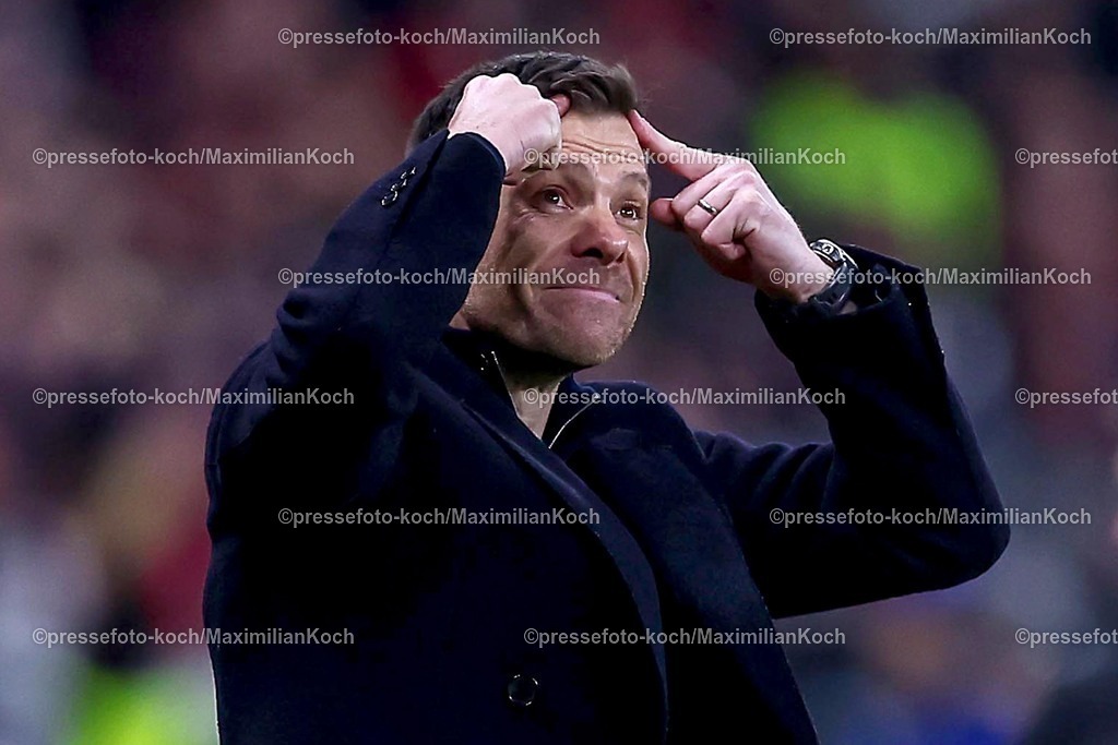 UCL11032501032 | 11.03.2025, Fußball, UEFA Champions League, Bayer 04 Leverkusen - FC Bayern München, Achtelfinale Rückspiel, BayArena, Saison 2024 2025: gegen Cheftrainer Xabi Alonso (Bayer 04 Leverkusen Trainer) gestikulierend am SpielfeldrandDFB regulations prohibit any use of photographs as image sequences and or quasi-video.