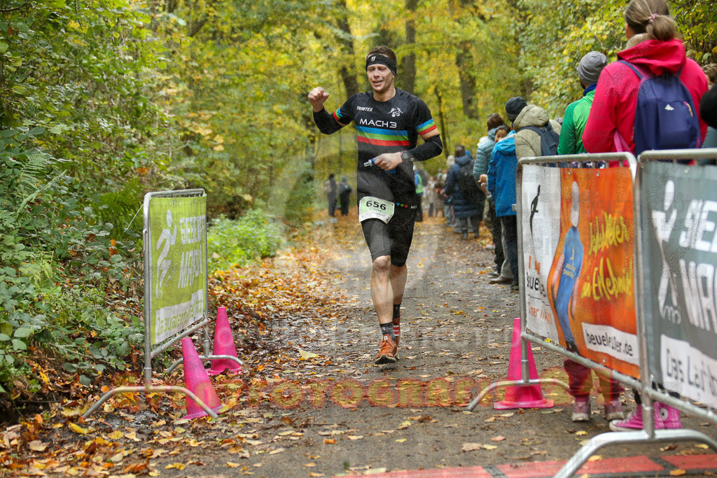 251026_1223_EX1_0234 | Sportfotografie im Rhein-Sieg Kreis, Köln, Bonn, NRW, Rheinland Pfalz, Hessen, etc. Unser Tätigkeitsfeld umfasst den Laufsport vom Volkslauf über den Marathon, Duathlon, Triathon bis zum Ultralauf wie Kölnpfad Ultra oder Schindertrail.