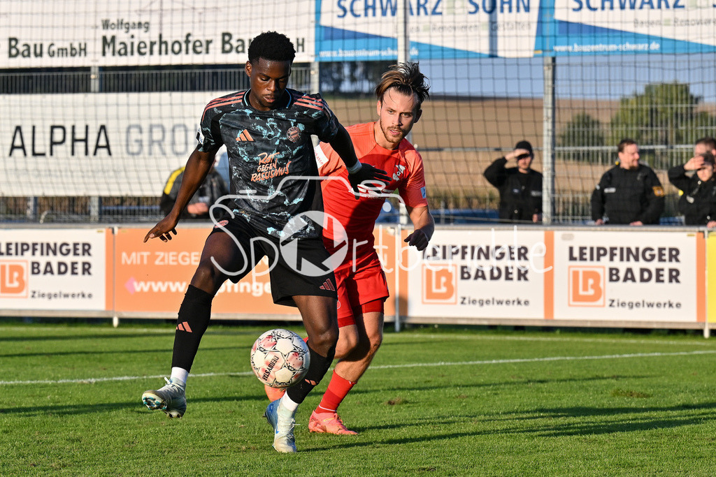 SpVgg Hankofen-Hailing - FC Bayern Amateure | im Duell Noel ASEKO NKILI (FC Bayern München II #8) und Samuel PEX (Spvgg #8) / Zweikampf