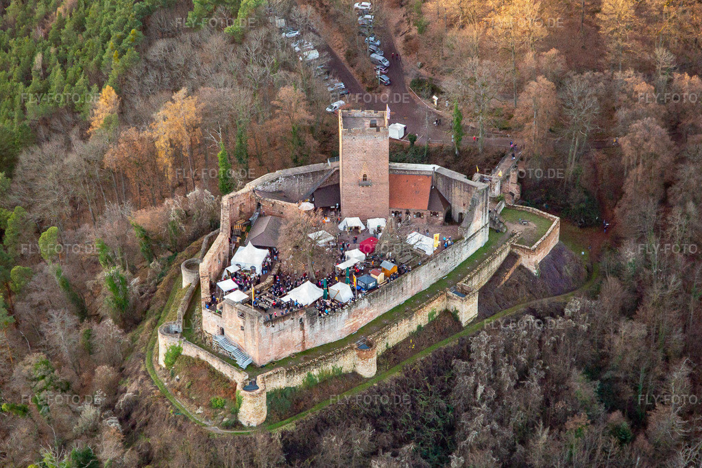 Weihnachtsmarkt auf der Burgruine Landeck | Luftbild: Weihnachtsmarkt auf der Burgruine Landeck in Klingenmünster im Bundesland Rheinland-Pfalz in Deutschland. Foto: IMG_139397.jpg vom 16.12.2023 durch ©2025 Werner Riehm fly-foto.de/copyright - Realisiert mit Pictrs.com
