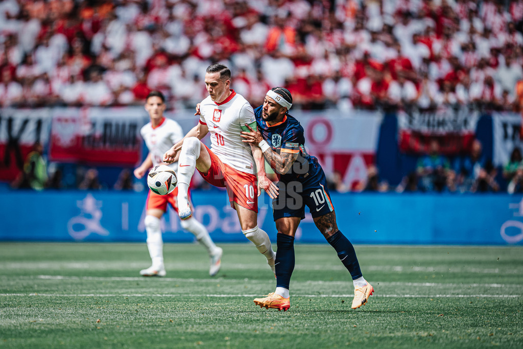 Fußball | Herren | UEFA-Fußball-Europameisterschaft 2024 | Gruppe D | Polen vs. Niederlande | 16.06.2024 | v.l. Piotr Zielinski (#10, Polen) und Memphis Depay (#10, Niederlande) kampf um den Ball