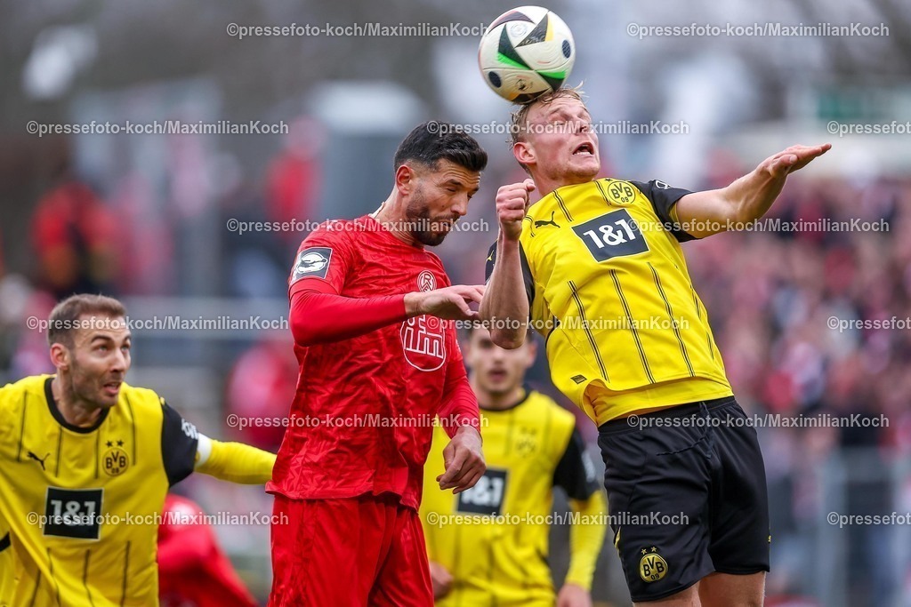 BVBII01032501021 | 2025.03.01, Fußball, 3.Liga, Borussia Dortmund II - Rot-Weiss Essen, Stadion Rote Erde, Saison 2024 2025: Klaus Gjasula (RWE #5) im Zweikampf gegen Ben Hüning (BVBII #15) Kopfball Kopfballduell
