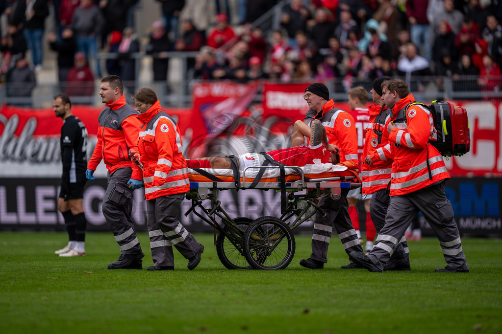 Kickers Offenbach vs. SG Sonnenhof Grossaspach, Fussball, Regionalliga Suedwest, 24. Spieltag, 14.03.2026 | Maximilian Rossmann (Kickers Offenbach, #03) liegt verletzt auf der Trage und wird abtransportiert,Kickers Offenbach vs. SG Sonnenhof Grossaspach, Fussball, Regionalliga Suedwest, 24. Spieltag, 14.03.2026Foto: photosbyphips/Philip Ziegler